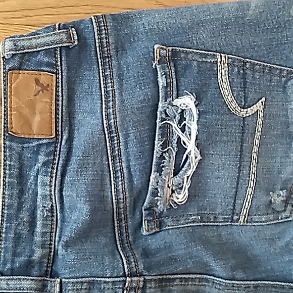 American Eagle Distressed Cropped Stretch Jeans. Size 4 - Picture 9 of 13